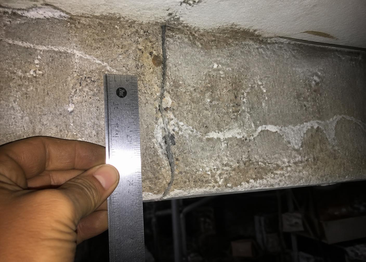 Detalhe de fissura e eflorescência em viga de concreto registrada durante inspeção técnica