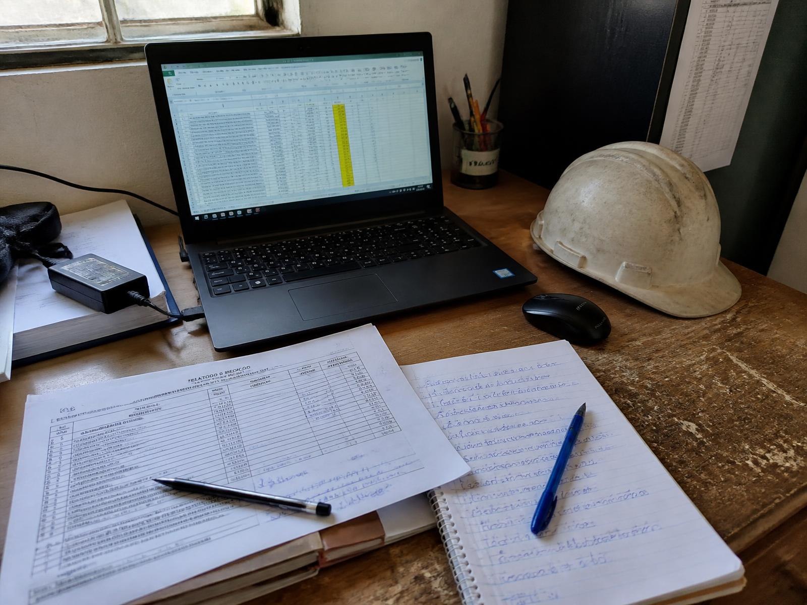 Projeto técnico, relatório de engenharia e instrumentos de medição sobre bancada